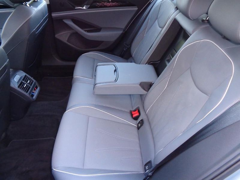 Volkswagen Passat 2.0 TDI DSG Elegance  110 kW - fotka 25 z 30