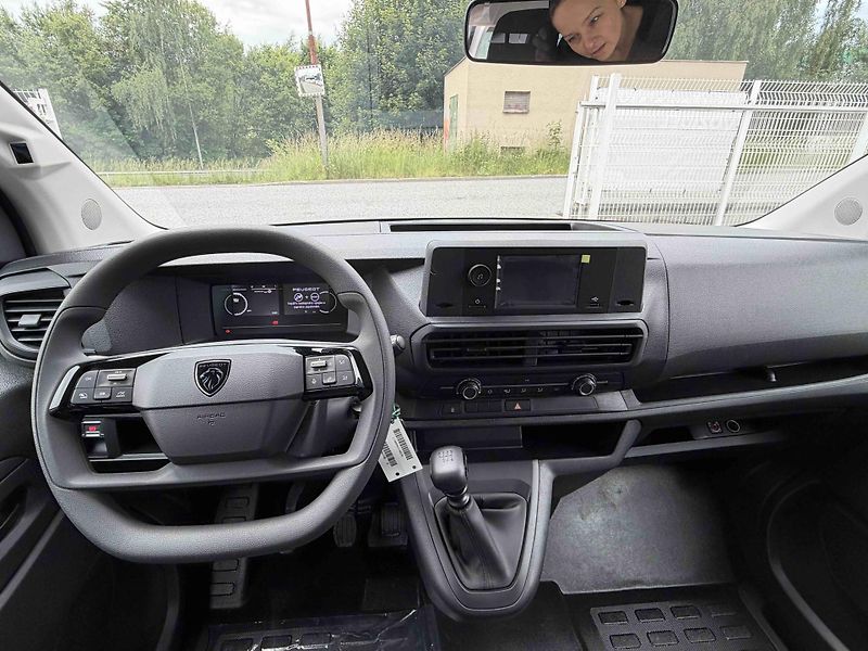 Peugeot Expert (2026) Combi L3 2.2 BlueHDi 150 MAN6 - fotka 15 z 22