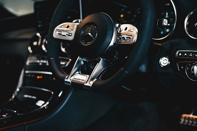 V novějších Mercedesech manuál už nenajdete., zdroj: Se svolením Ambitious Studio* | Rick Barrett/Unsplash