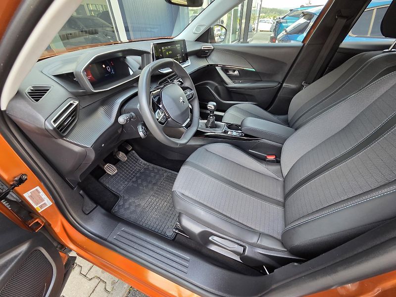 Peugeot 2008 (2022) 1.2 PT 100 ALLURE PACK MAN6 - fotka 9 z 27