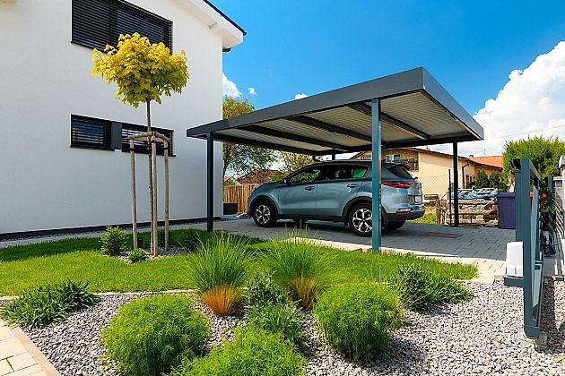 Pokud nechcete investovat do uzavřené garáže, můžete si nechat nainstalovat přístřešek na auto. I ten částčně ochrání vaše auto před vnějšími vlivy., zdroj: GARDEON
