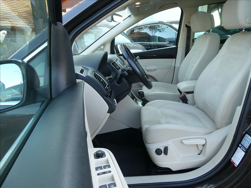 Volkswagen Sharan 2,0 TDi HIGHLINE, rezervace - fotka 21 z 50