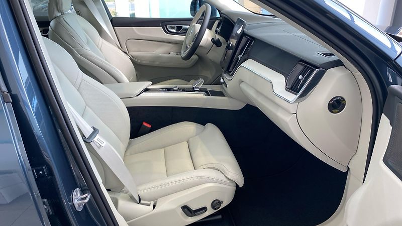 Volvo XC60 (2026) ULTRA BRIGHT, B5 AWD, 184+10 k - fotka 14 z 15