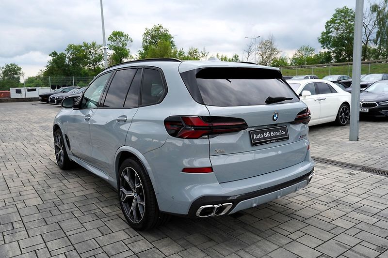BMW X5 M60i xDrive/AT9/21/530 PS - fotka 4 z 45