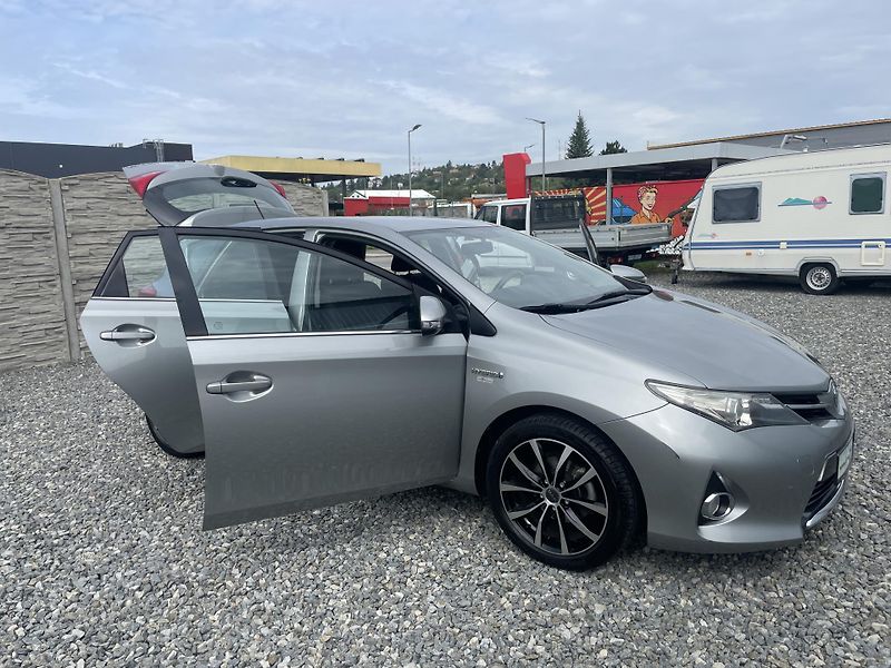 Toyota Auris 1.8i 16v HYBRID AUT SERVIS TOP - fotka 151 z 172