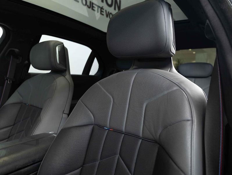 BMW Řada 7 750e xDrive - fotka 18 z 22