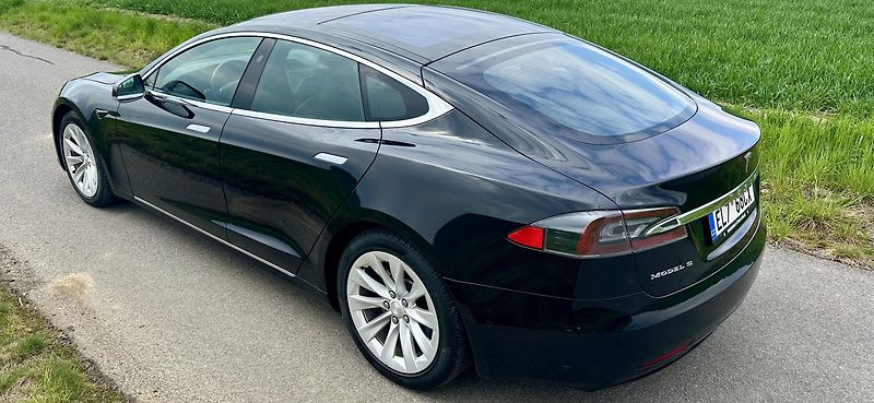 Tesla Model S (2018) - fotka 4 z 26