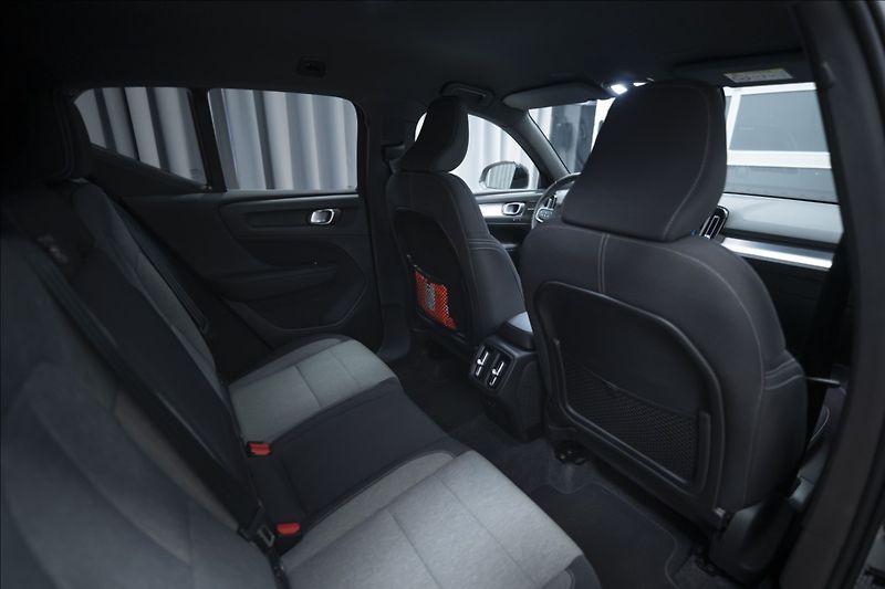 Volvo XC40 2,0 B3 NAVI KAMERA 360° TAŽNÉ - fotka 10 z 38