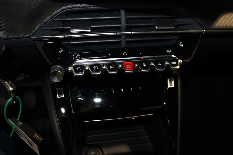 Peugeot 2008 (2025) ALLURE PureTech 100 S&S MAN6 - fotka 11 z 16