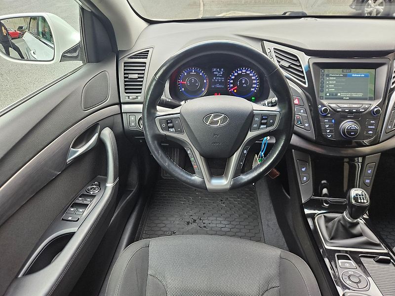Hyundai i40 1.6 CRDi Succes Winter, 1.maj. - fotka 14 z 28