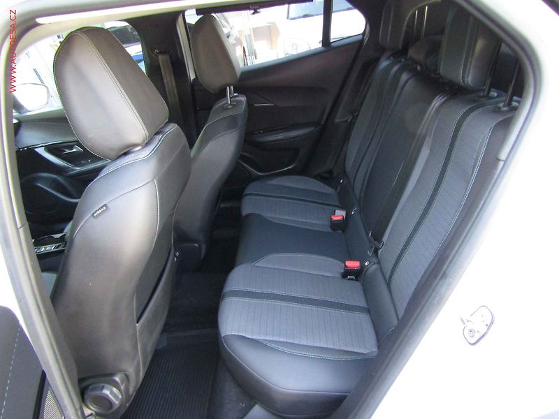 Peugeot 2008 (2021) 1.2 PT, ČR, LED - fotka 10 z 18