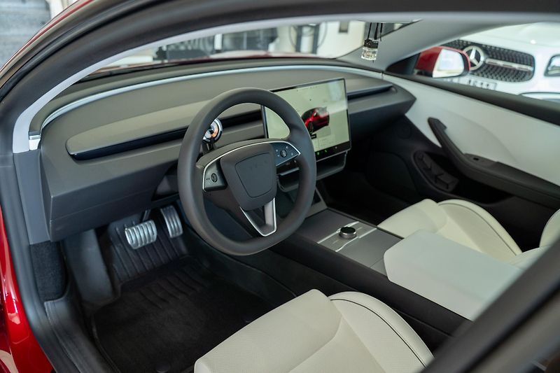 Tesla Model 3 (2024) PERFORMANCE HIGHLAND — DUAL  - fotka 12 z 24