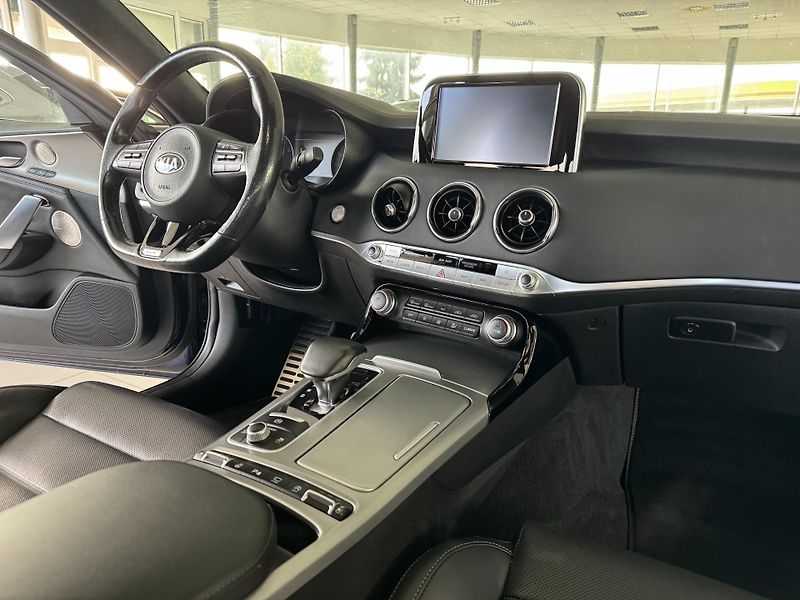 Kia Stinger 3,3TGDI V6*4WD*HUD*360kam*DPH - fotka 14 z 44
