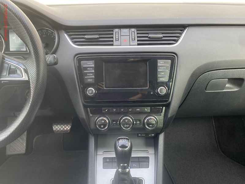 Škoda Octavia (2015) 1.4 TSi, Elegance, DSG, +kola - fotka 13 z 20