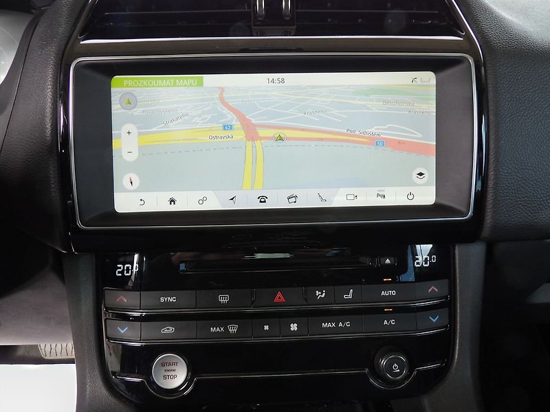 Jaguar F-Pace 30d AWD Prestige Panorama DPH - fotka 8 z 28