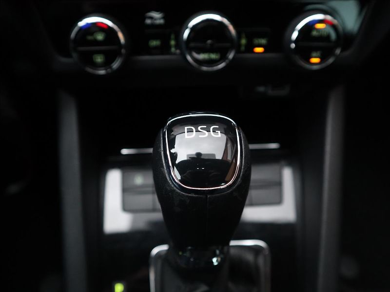 Škoda Octavia 2,0 TDi DSG Style ACC LED - fotka 31 z 41