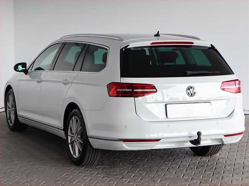 Volkswagen Passat (2018) Highline 2.0 TDI, Automat - fotka 4 z 27
