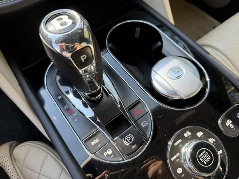 Bentley Bentayga 6,0 V12 4WD,head-up, TOP STAV - fotka 30 z 49