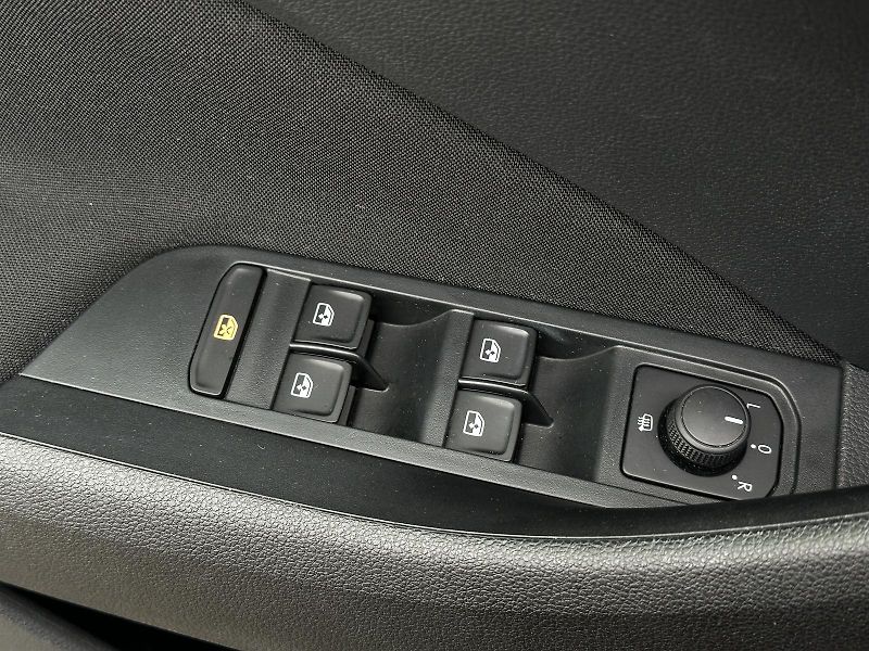 Škoda Kamiq 1.0TSi 110PS Ambition LED Temp - fotka 12 z 36