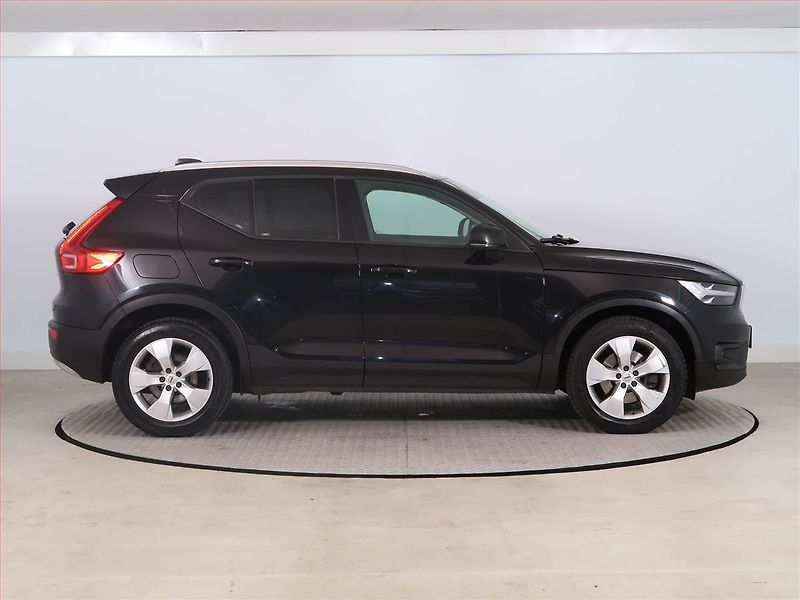 Volvo XC40 (2018) D4 AWD - fotka 6 z 24