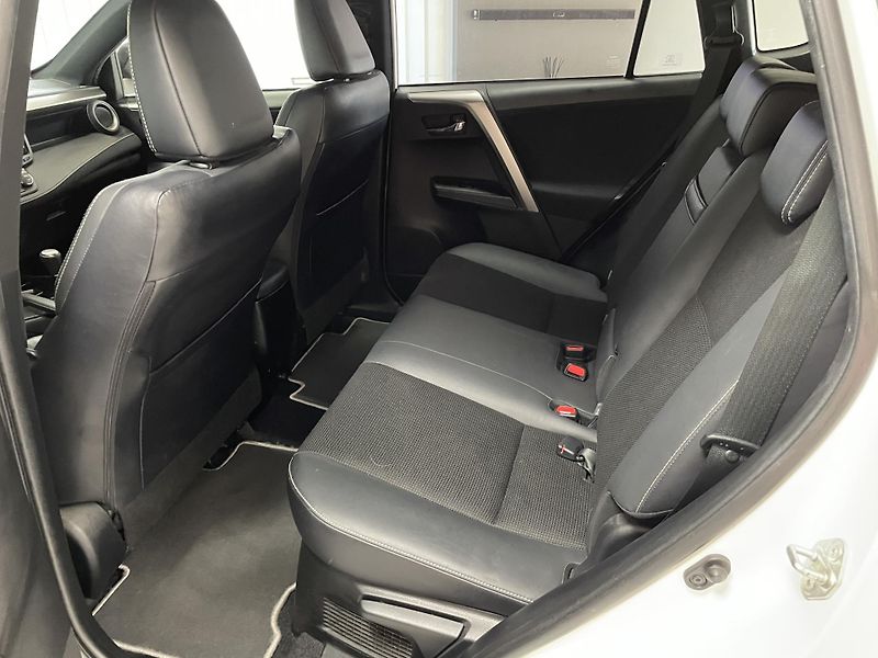 Toyota RAV4 2.5 Hybrid 4x4 AT ČR 1.MAJ.SER - fotka 18 z 27