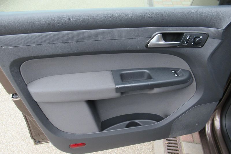 Volkswagen Caddy 1.6 TDI KLIMA TAŽNÉ - fotka 19 z 31
