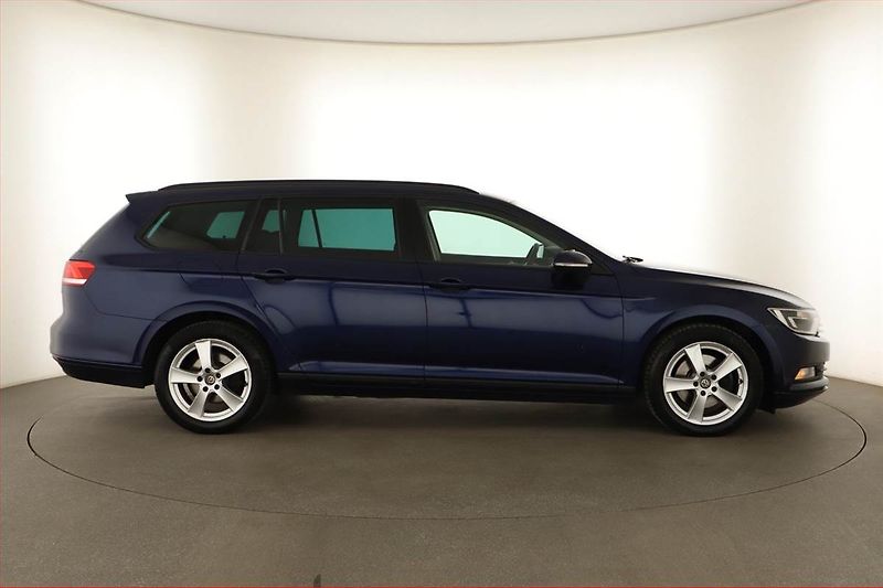 Volkswagen Passat (2018) 1.6 TDI, Tempomat - fotka 6 z 14