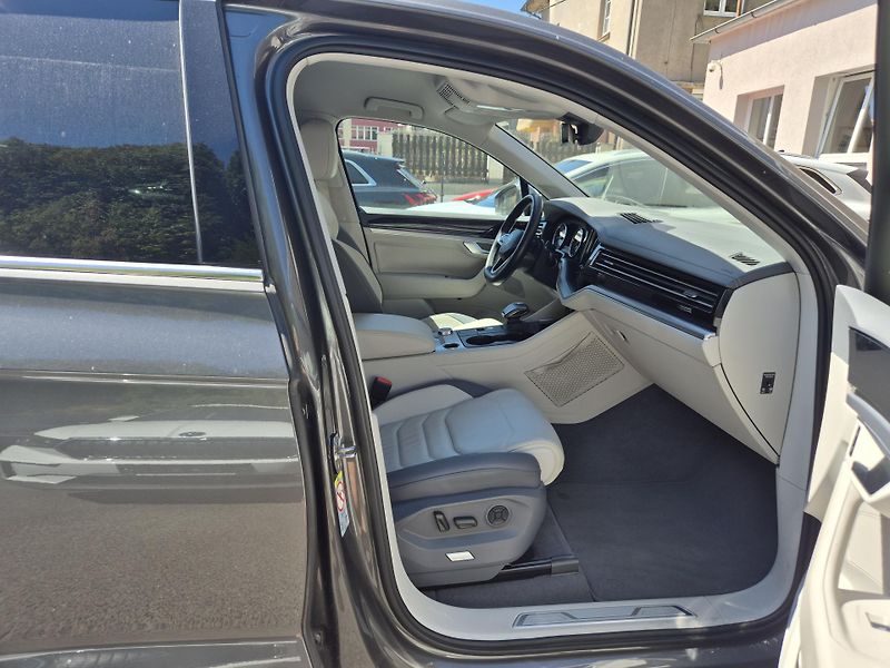 Volkswagen Touareg 3,0TDi 170kw 4x4 DSG TZ 19ALU - fotka 3 z 5