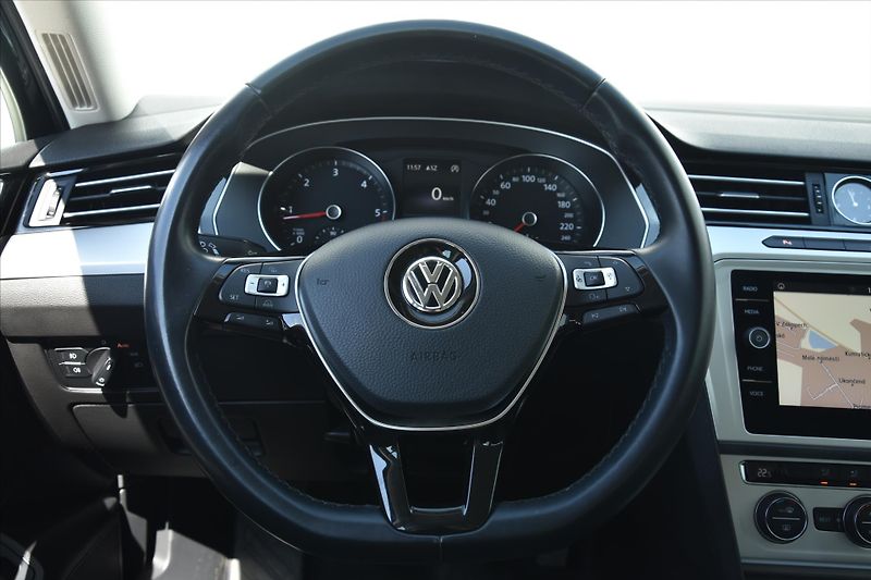 Volkswagen Passat 1.6 TDI LED NAVIGACE TAŽNÉ - fotka 14 z 28