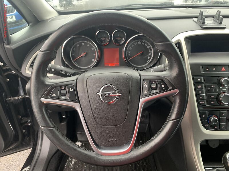 Opel Astra (2011) 1.6i SportTourer - fotka 13 z 21