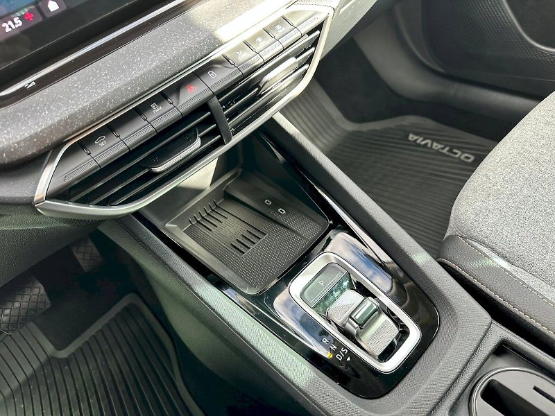 Škoda Octavia (2024) 1.5 TSI 110kW MHEV Selection D - fotka 18 z 23