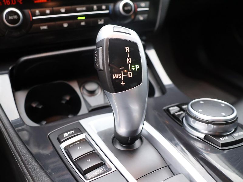 BMW Řada 5 2.0 520d 135kW Aut. Xenon Navi - fotka 26 z 34