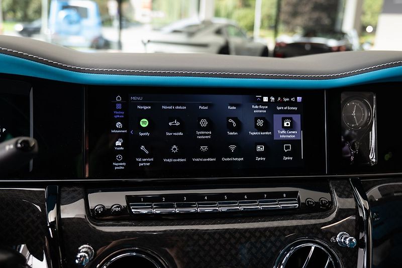 Rolls-Royce Cullinan Black Badge/Bespoke/Starling r - fotka 20 z 38