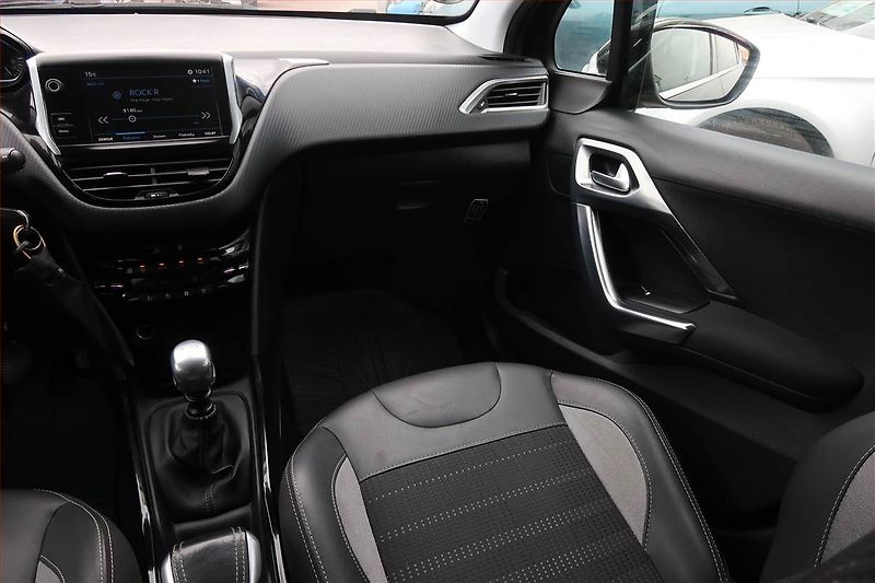 Peugeot 2008 (2018) 1.2 PureTech, Serv.kniha, Kůže - fotka 8 z 17
