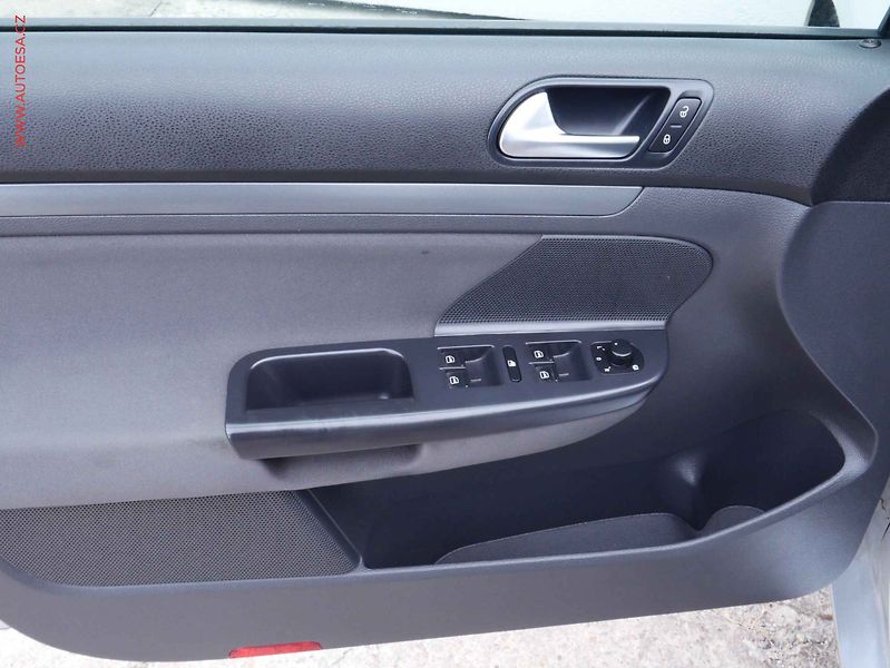 Volkswagen Golf (2009) 1.6i, 2.maj, AC - fotka 14 z 14