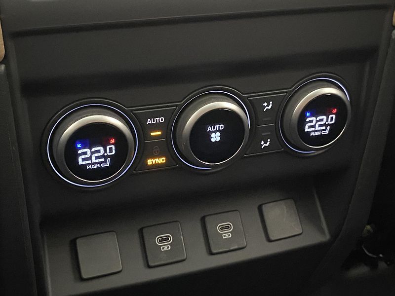 Land Rover Defender 110 D300 X-DYNAMIC AWD AUT CZ - fotka 31 z 49