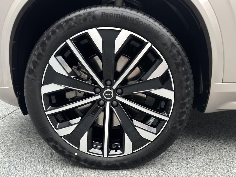 Volvo XC90 (2026) T8 AWD Plug-in ULTRA DARK 7m - fotka 26 z 28
