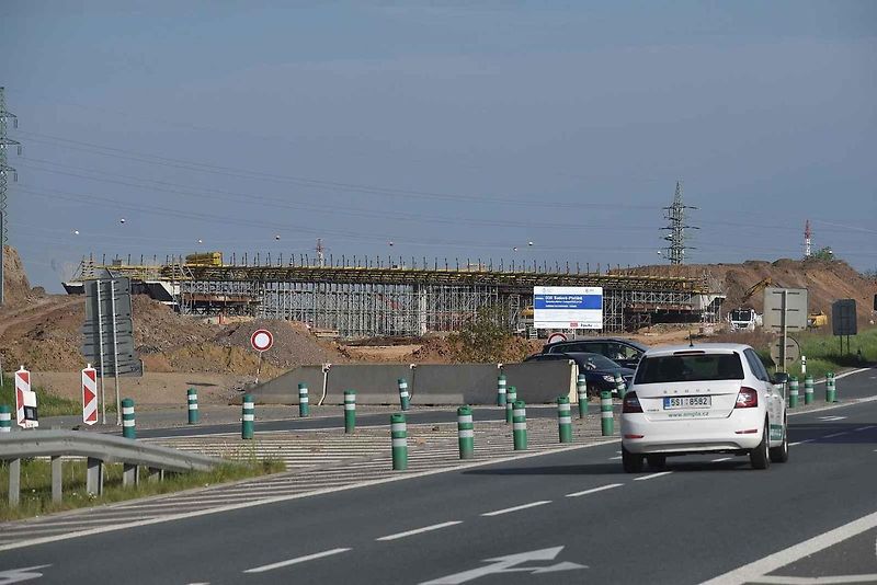 Na okraji Všestar se už na místě zbouraných domů připravuje stavba nového dálničního mostu.