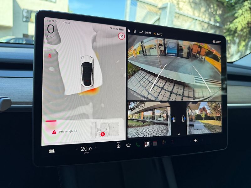 Tesla Model Y Long Range AWD - fotka 14 z 39