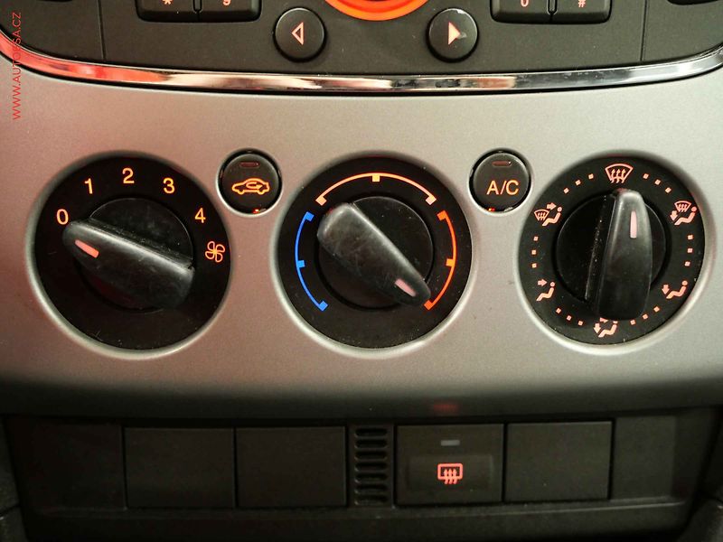 Ford Focus (2007) 1.6i, 2.maj, AC, TZ, temp - fotka 17 z 18