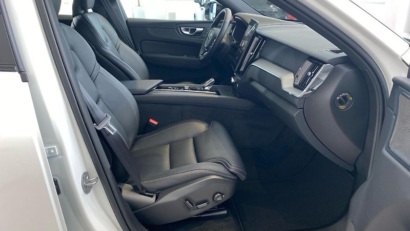 Volvo XC60 (2026) PLUS BLACK EDITION, B5 AWD, 18 - fotka 14 z 14