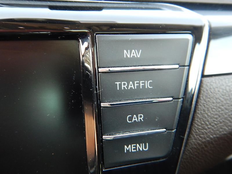 Škoda Superb 2.0 TDI, DSG, L&K, DIGIKLIMA - fotka 27 z 37