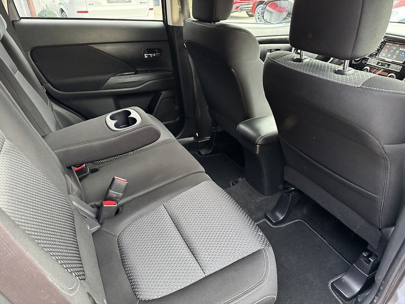 Mitsubishi Outlander (2019) 2.0i Mivec Navi Kamera - fotka 20 z 50