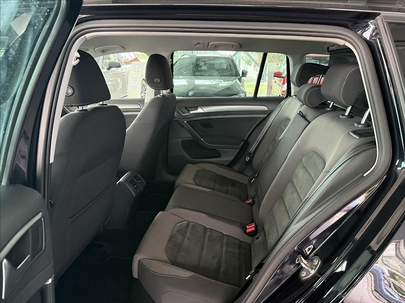 Volkswagen Golf 1,6   TDI 85kW,1.MAJ,SERVISKA - fotka 24 z 28