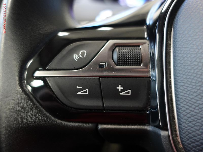 Peugeot 3008 (2019) 1.2PT, Allure, AT, navi - fotka 16 z 22
