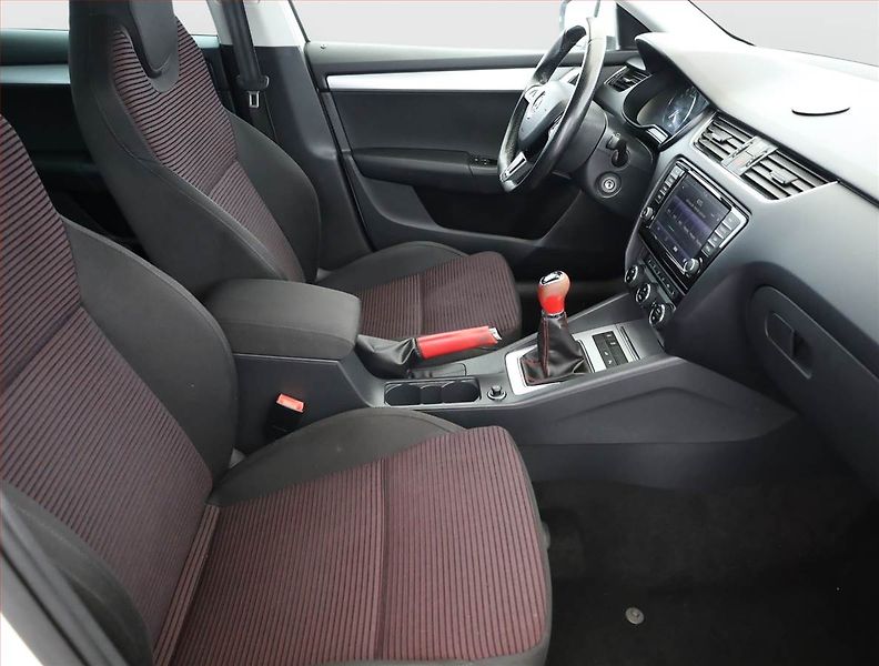 Škoda Octavia (2015) Style 2.0 TDI, Navi, Xenony - fotka 7 z 19