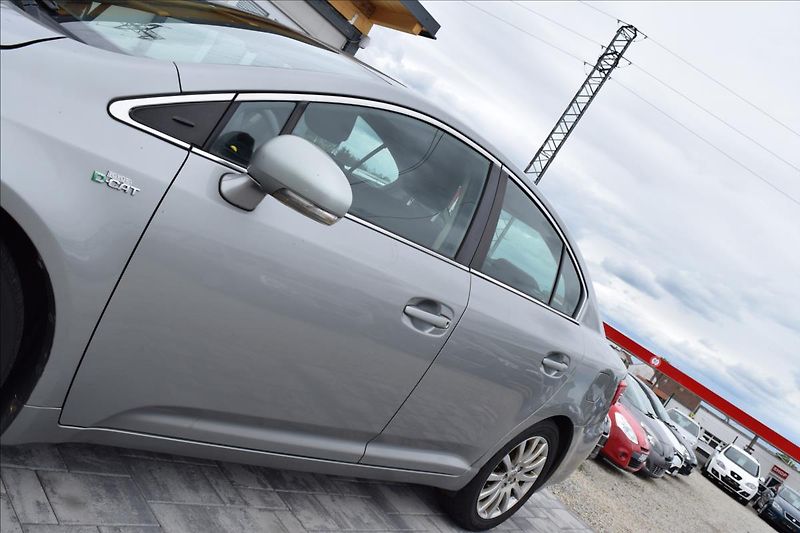 Toyota Avensis 2,2 D-CAT 130KW NOVÉ V CZ - fotka 8 z 43