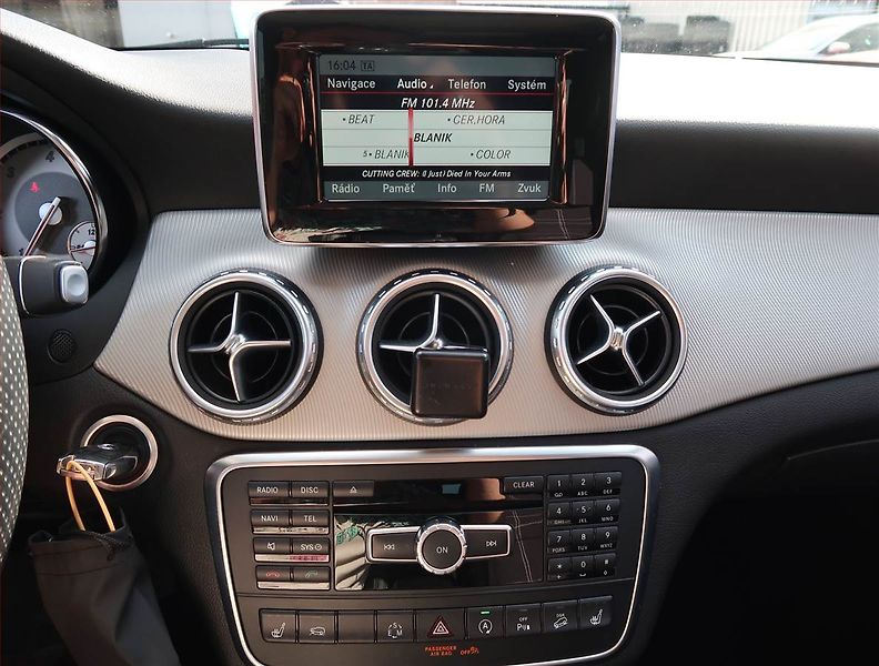 Mercedes-Benz GLA (2014) 200 CDI 4MATIC, 4X4 - fotka 12 z 16