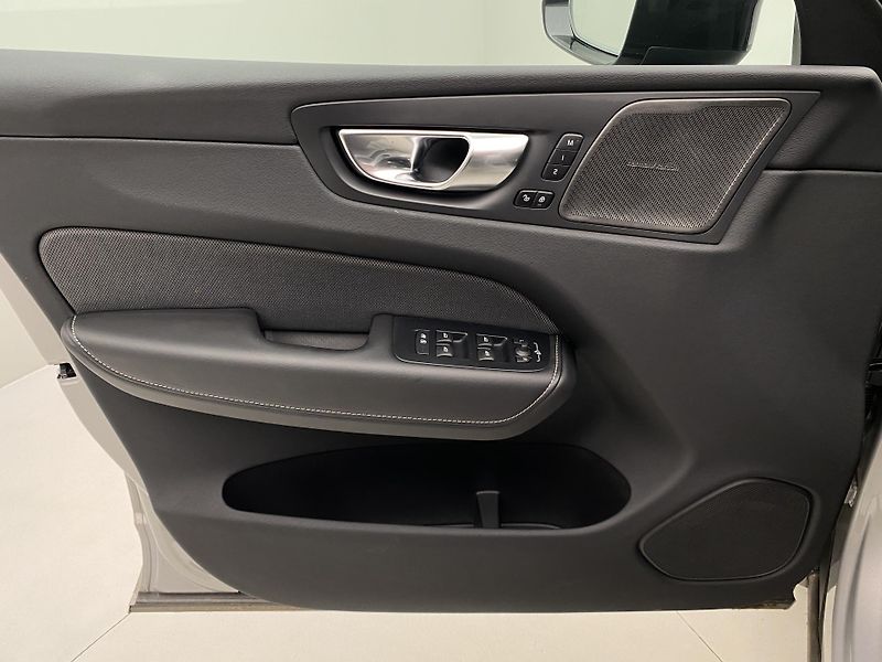 Volvo XC60 T6 AWD PLUG-IN ULTIMATE DARK  - fotka 7 z 52
