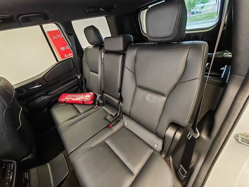 Toyota Land Cruiser 2.8 D-4D 204 k Executive AT - fotka 17 z 43